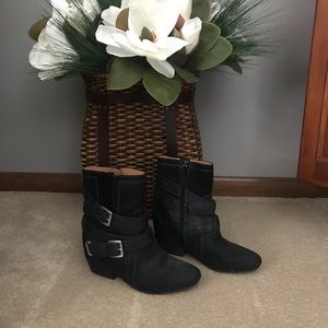 Naya 9.5 Black Suede Wedge Boots